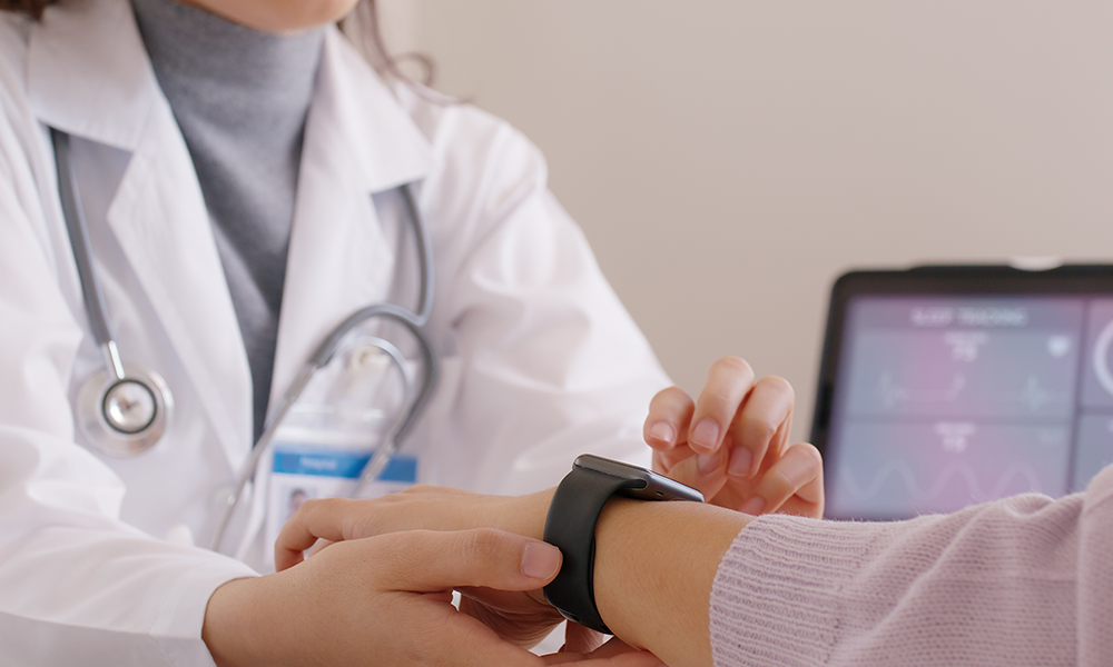 웨어러블 전자 장비 및 기기