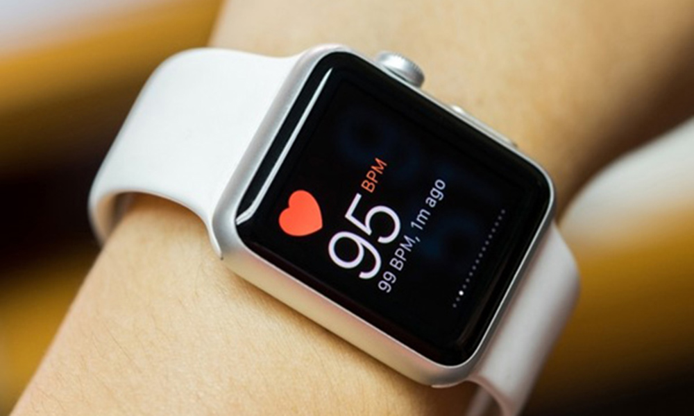 Nahaufnahme einer weißen Smartwatch mit Symbol für eine Health-App auf dem Bildschirm