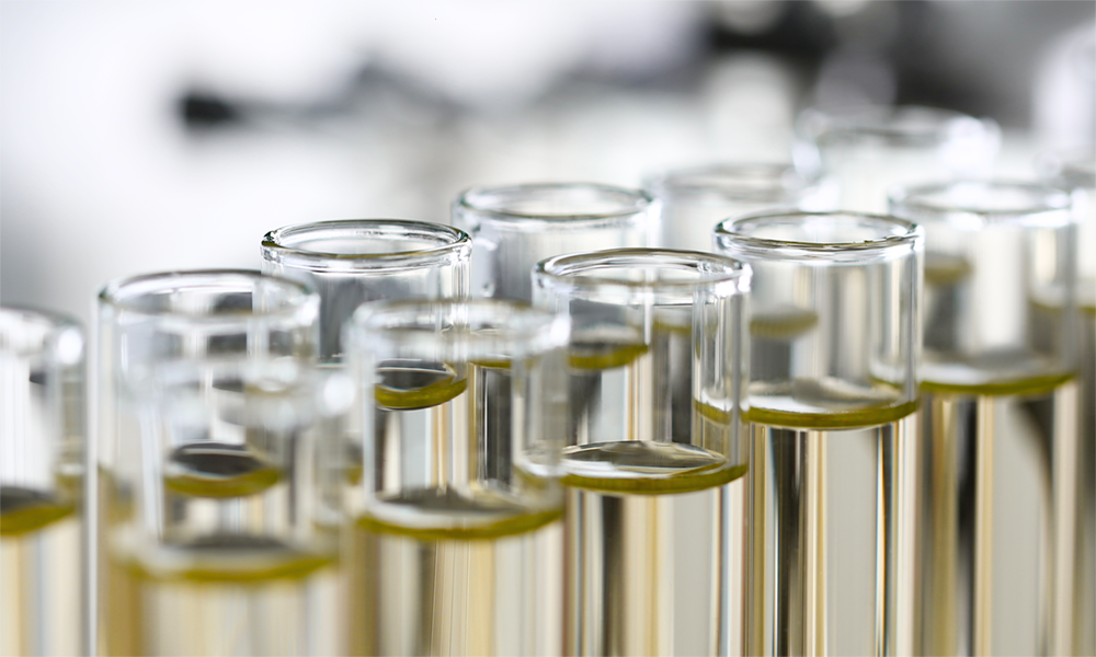 Flüssigkeit in Bechergläsern an Montagelinie