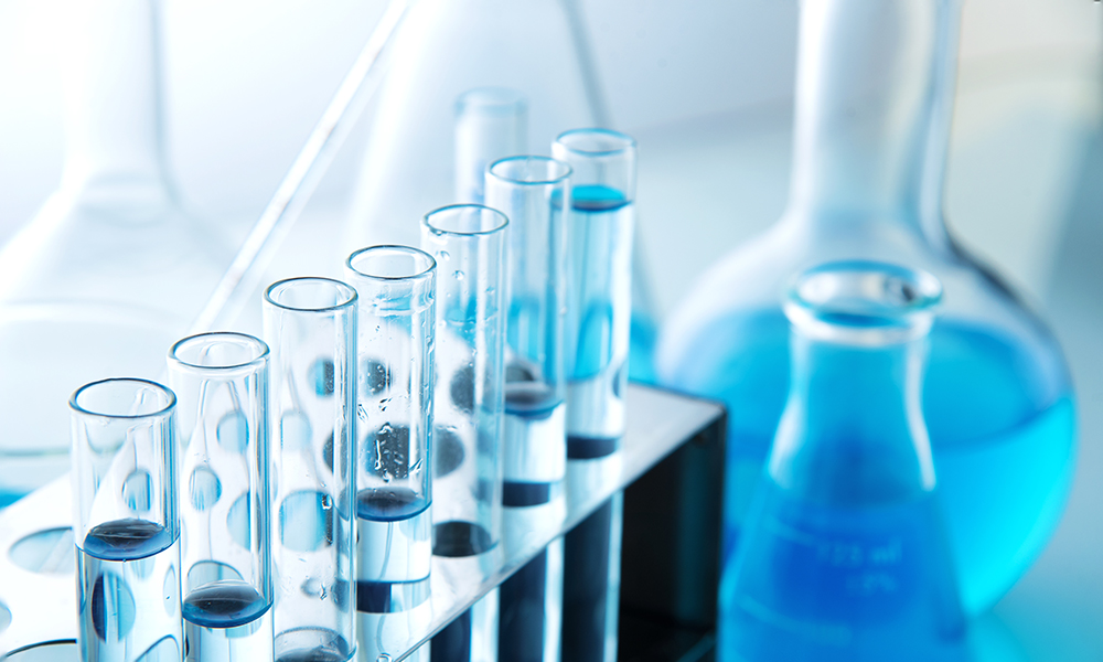 Reagenzgläser mit blauer Flüssigkeit, die Momentive-Spezialadditive für Hochleistungs-Polyurethan-Formschäume darstellen.