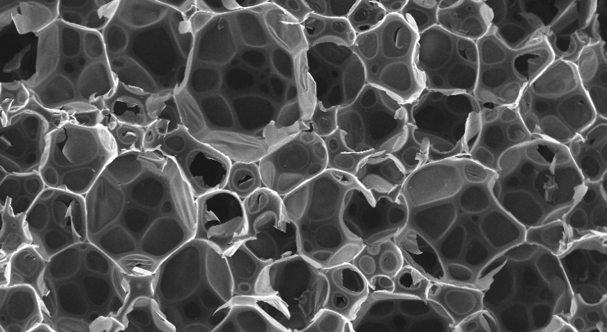 Mikroskopische Ansicht von Zellen aus starrem Polyurethanschaum, die Momentive-Silikontenside zur Verbesserung der Isolierung und Zellstruktur veranschaulichen.