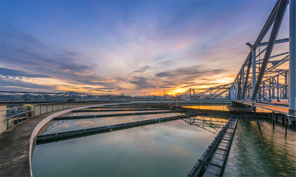 Planta de tratamiento de aguas residuales con puesta de sol