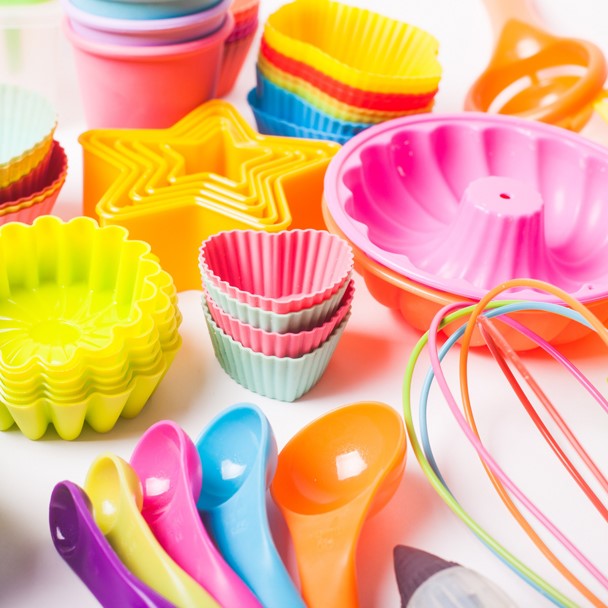 suministros para horneado en muchos colores brillantes y llamativos