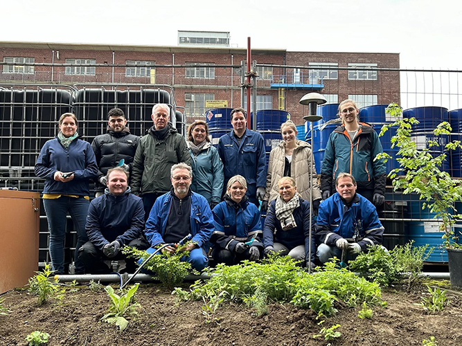 Momentive Leverkusen Team in community garden