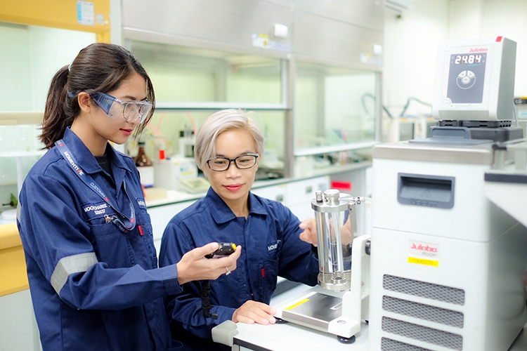 Momentive team members in RLC Lab