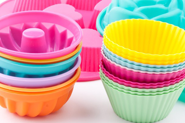 Close-up de um jovem atleta usando um relógio inteligente segurando um kettlebell na academia