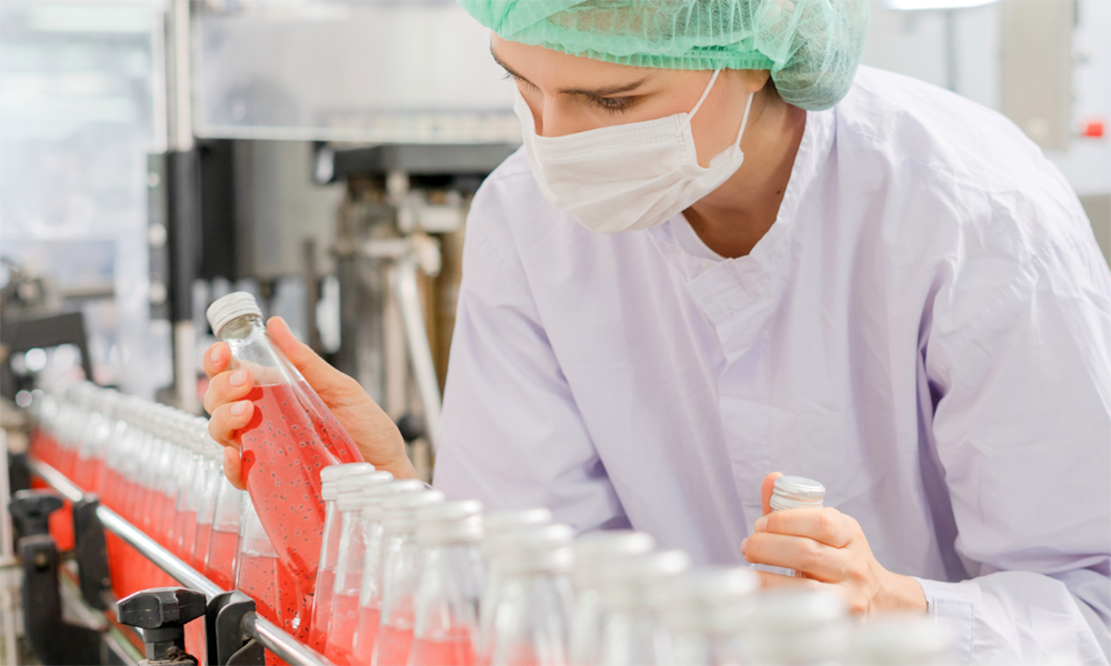 Inspeção feminina de controle de espuma da Momentive Performance Materials para alimentos e bebidas