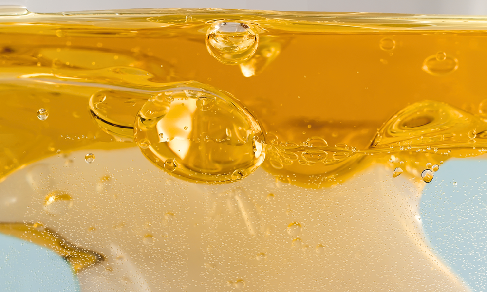 Líquido dourado sendo exibido para surfactantes de silicone