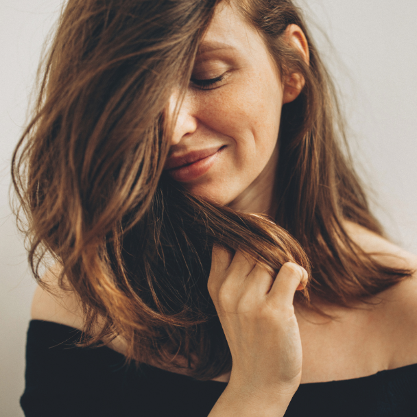 Mulher curtindo seu cabelo