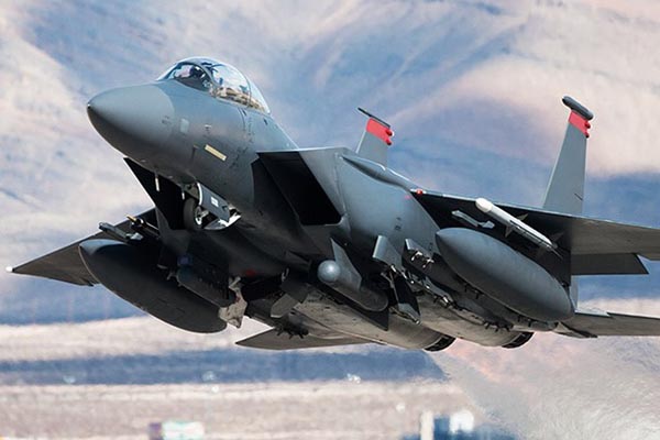 一架 F-15E“攻击鹰”战斗机正在起飞。