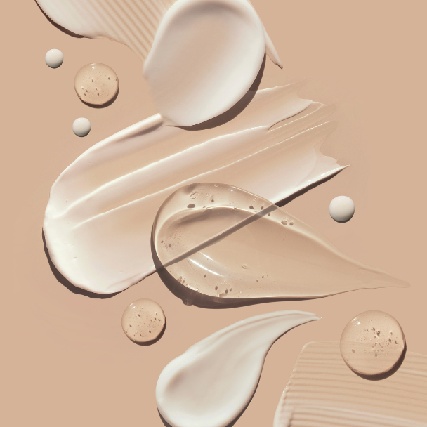 一位母亲在海滩为儿子涂防晒霜